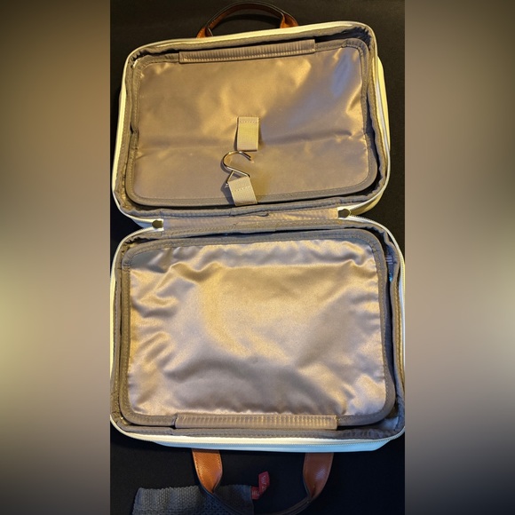 Chic Quilted White and Brown toiletry bag - Picture 6 of 11